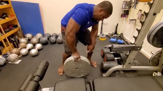Khaled lifting my two 45's pounds plates to few inches смотреть онлайн