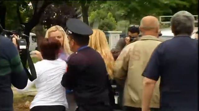 Nertila Qafzezi sulmon fizikisht të shkarkuarit nga Basha смотреть онлайн