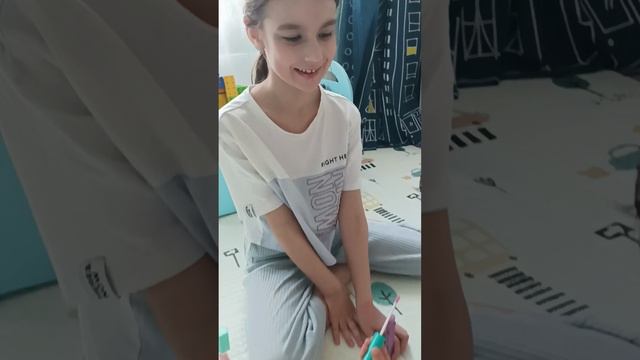 Малыш делает макияж сестре смотреть онлайн