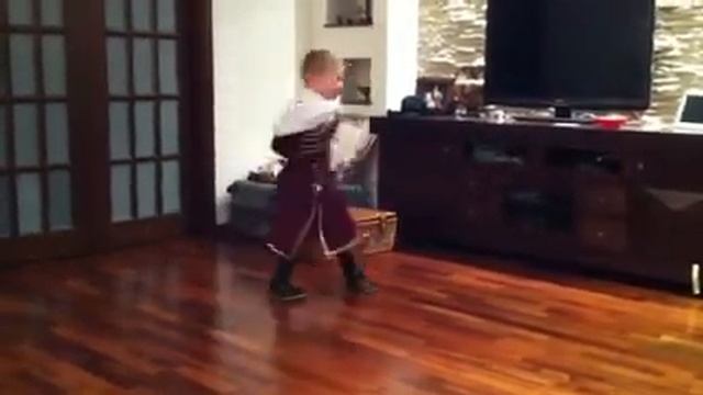 Янис танцует кавказский танец - 5,5 лет смотреть онлайн