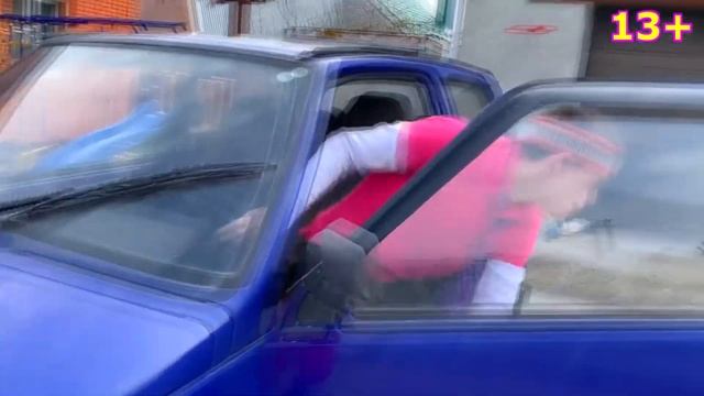 Mr. Joe took Pedals Car vs Mr. Joke on Nissan Cedric without pedals 13+ смотреть онлайн