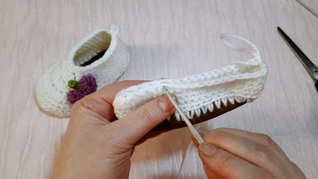 Пинетки, детские тапочки на теплой подошве. Вязание крючком смотреть онлайн