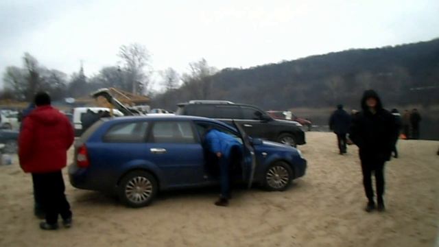 Крещение 2020 Святогорск. Пляж переполнен машинами смотреть онлайн