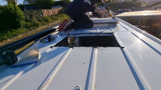 Fitting A Skylight To Our 2018 Volkswagen Crafter! Mistake? смотреть онлайн