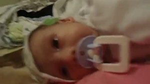 Новорожденный учится есть соску