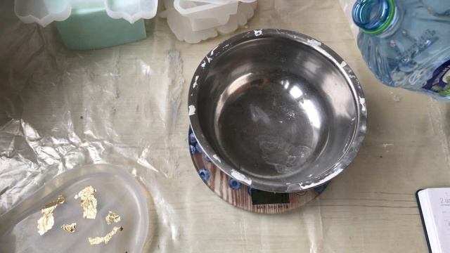 Заливаем гипс, поднос с поталью. #гипс #гипсовыйдекор #гипсовыеизделия