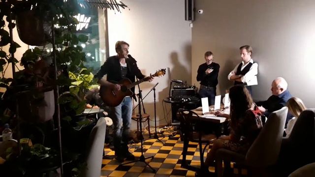 Этот парень поет просто классно... смотреть онлайн