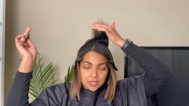 HOW TO CUT YOUR OWN HAIR AT HOME | DIY Layered Bob Haircut + Curtain Bangs! смотреть онлайн