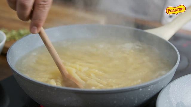 Спирали с белыми грибами, беконом и зеленым горошком смотреть онлайн