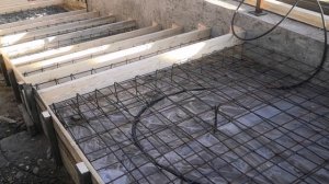 современная бетонная лестница на участке с уклоном