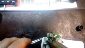 Выпаиваем разъем micro-USB