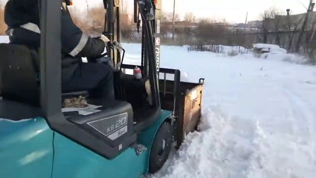 Уборка снега подручными средствами смотреть онлайн