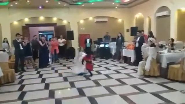 Бекет 4 года и Амира 5 лет танцуют лезгинку. Маленькие киндеры. Харсанова Амира смотреть онлайн