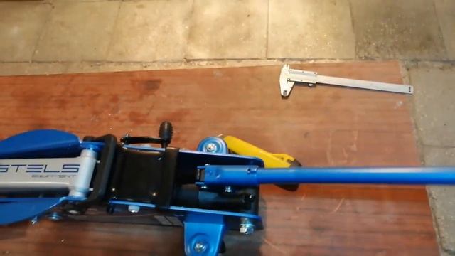 Домкрат подкатной Stels 2,5 тонны с фиксатором смотреть онлайн