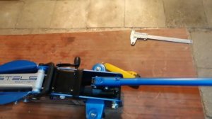 Домкрат подкатной Stels 2,5 тонны с фиксатором