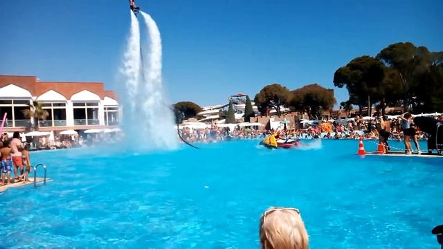 Мужик на водомёте жжот красавчик смотреть онлайн