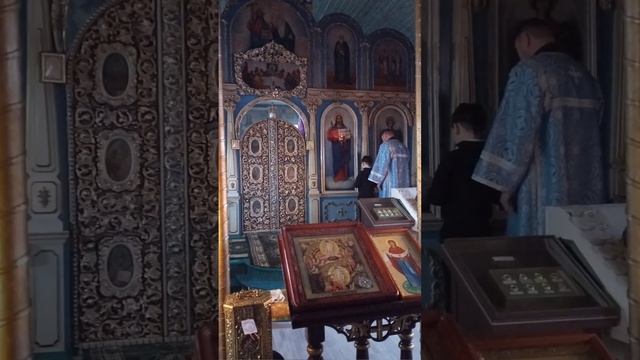 Маленький пономарь в храме Покрова Пресвятой Богородицы г. Сальска (Всенощное бдение 04.03.2023 г.) смотреть онлайн