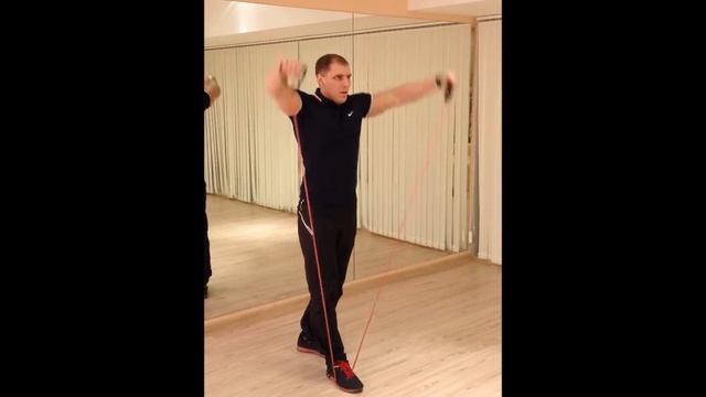 Для тренировки мышц плеч разведение рук в сторону с эспандером смотреть онлайн