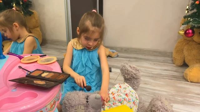 Настя делает макияж плющевым мишкам. Nastya does makeup for ivy bears. смотреть онлайн