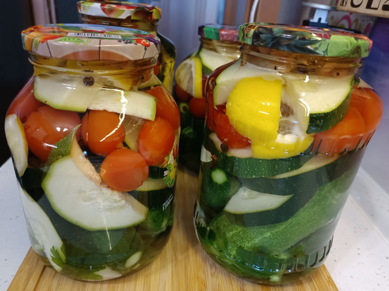 Как я мариную кабачки, огурцы и помидорки черри с лимоном! смотреть онлайн