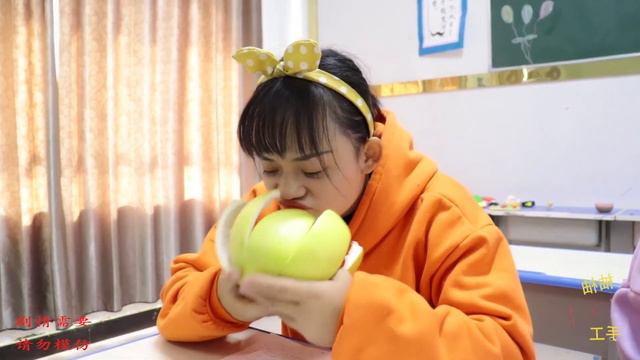 同学不让柚柚吃柚子，柚柚用什么办法吃到柚子，还得到两盒水晶泥【柚柚手工】 смотреть онлайн