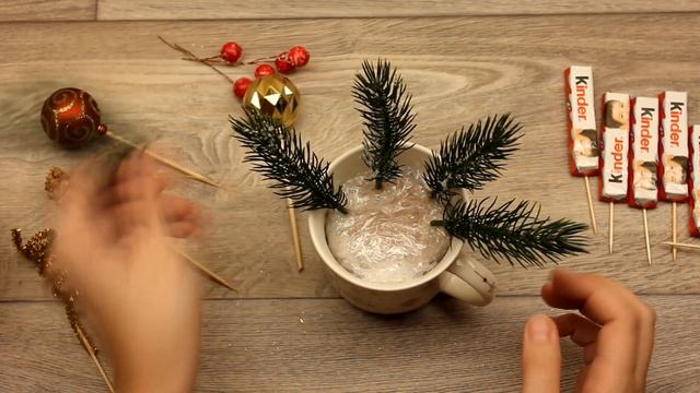 Сладкий новогодний подарок в кружке / Букет из конфет в чашке смотреть онлайн