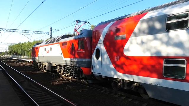 ЭП2К-181 со скорым двухэтажным поездом Москва – Санкт-Петербург следует через о.п. Фарфоровская смотреть онлайн