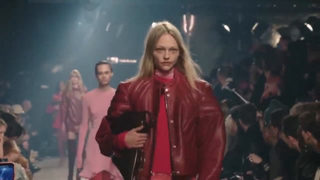 Isabel Marant Fall Winter 2023 Show смотреть онлайн