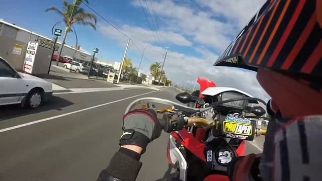Wheelies on the CRF250L смотреть онлайн