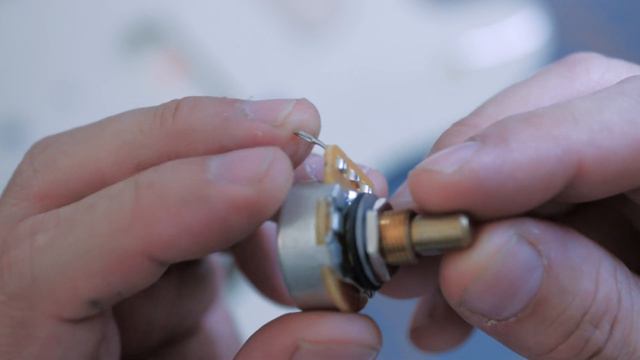 Tom DeLonge Starcaster Build - Modding a Squier Starcaster смотреть онлайн