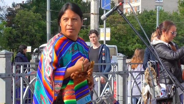 Индеец с флейтами оживил скучный город!