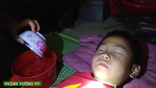 Bắt Con Đỉa Sống Trong Mũi Cậu Bé H'Mông A Cai Bằng Mẹo Dân Gian | Trình Tường TV смотреть онлайн