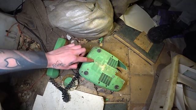 ПОЛЗУ ЧЕРЕЗ ДЫРУ В ТАЙНОЕ ПОМЕЩЕНИЕ смотреть онлайн