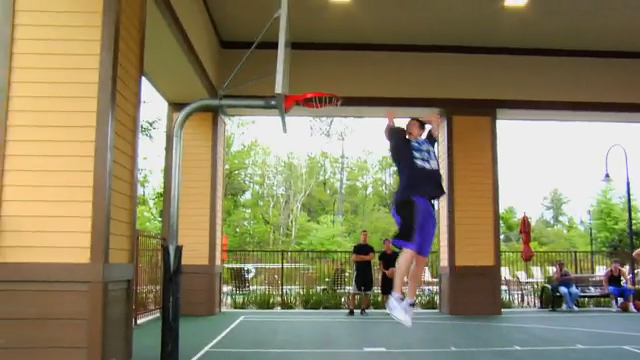 Парень колотит сумашедшие данки!!! смотреть онлайн