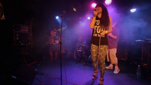 Sasha Ksandra & Amazing Fiasko Band - Выдумки чистой воды смотреть онлайн