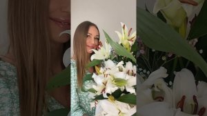 Всех красоток мира с таким замечательным весенним праздником! 🌸🌸🌸 Море улыбок и цветов 💖