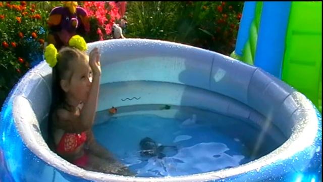 Ныряние и купание в бассейне с игрушками. Как весело провести время на даче. смотреть онлайн