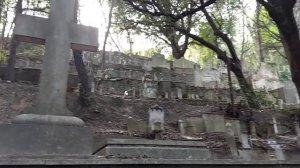 Вскрытые могилы на заброшенном кладбище в Италии: шок и ужас