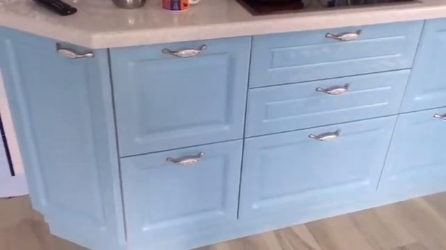 Угловая бело-голубая кухня от Микэвол смотреть онлайн