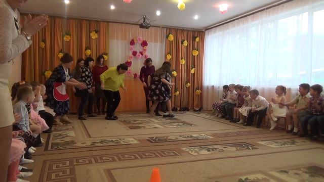 Средняя группа №3 - игра с мамами "Бег в калошах" смотреть онлайн