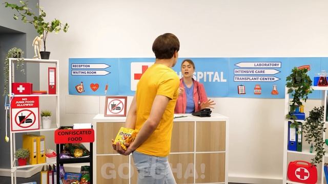 10 БЕЗУМНЫХ Идей Пронести ЕДУ В БОЛЬНИЦУ! Смешные Ситуации & Съедобные Идеи DIY от GOTCHA! Russian смотреть онлайн