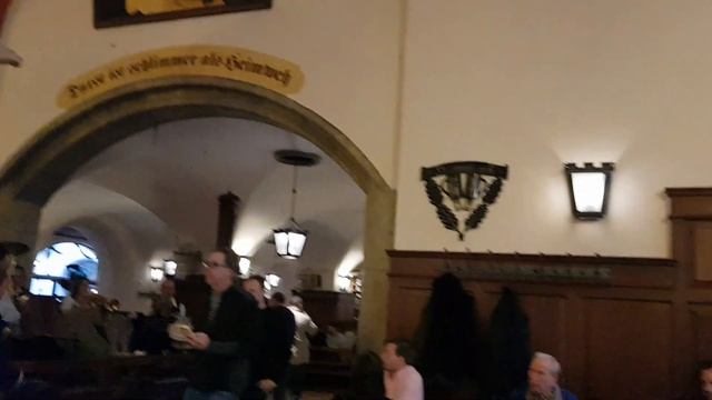 Заиграли музыканты в Хофбройхаусе смотреть онлайн