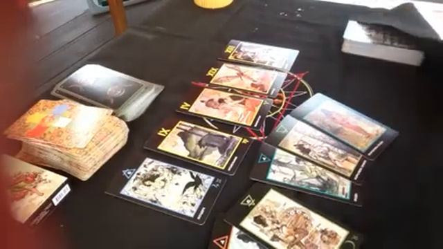 Почему муж тебя избегает, уходит, не общается. Таро Манара. смотреть онлайн