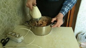 Миксером мешаю фарш для люля кебаб