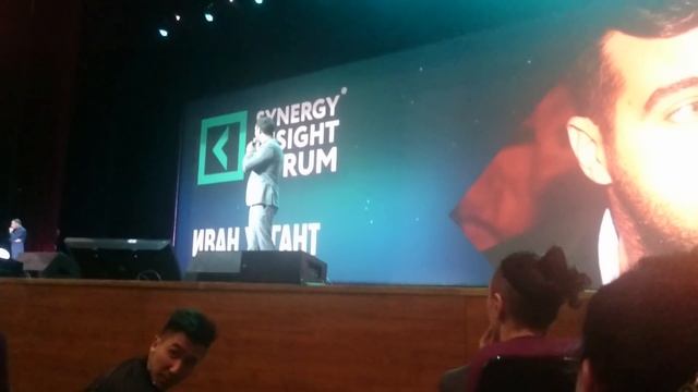 Synergy insight forum. Иван Ургант смотреть онлайн