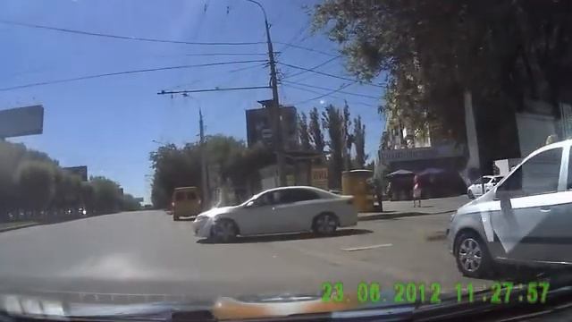 Волгоград пр.Жукова Хонда Аккорд выходит на встречку смотреть онлайн