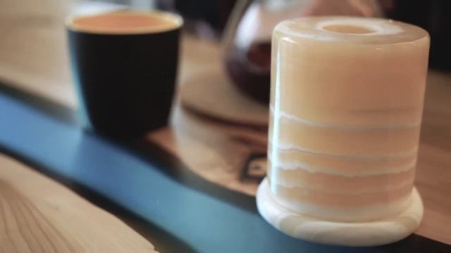 Шафа для вина, стіл з епоксидною смолою, декоративні ламелі та перегородка від ЦЕХ №72 смотреть онлайн