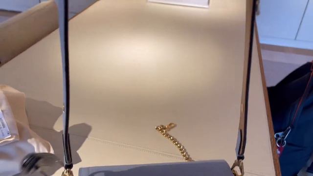 Glimpse: LV LockMe Tender in Blue Nuage смотреть онлайн