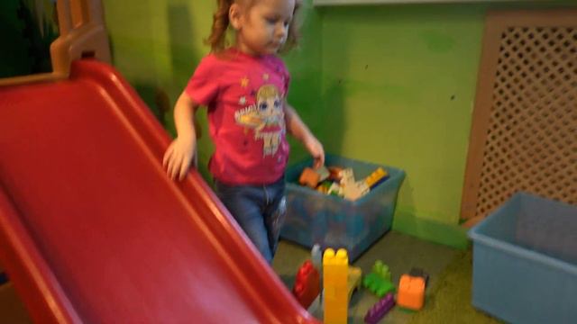 МНОГО ДЕТСКИХ ИГРУШЕК.  Дети играют в игровой комнате . Видео для Детей . Kids Are Playing