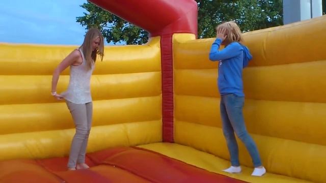 Girls fun on Bounce Castle смотреть онлайн